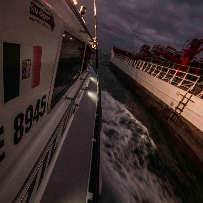 Il delicato momento in cui la pilotina si affianca a paratia per far salire a bordo il Pilota